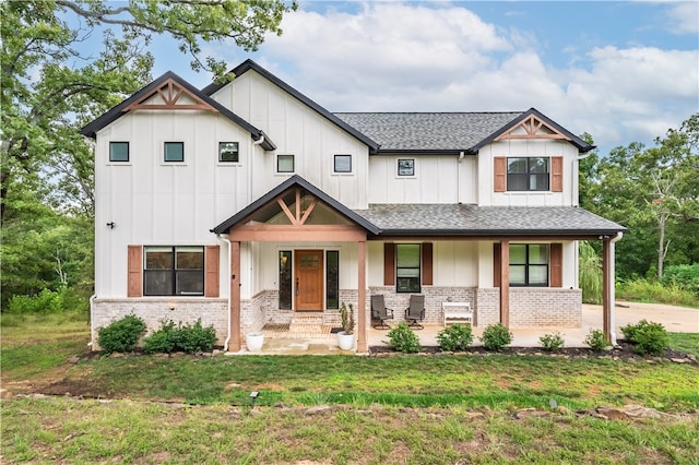 view of front facade featuring a front lawn and a porch