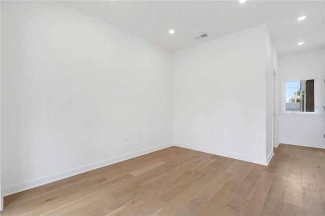 unfurnished room with light wood-style flooring, visible vents, baseboards, and recessed lighting