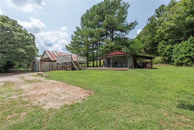 view of yard with an outbuilding