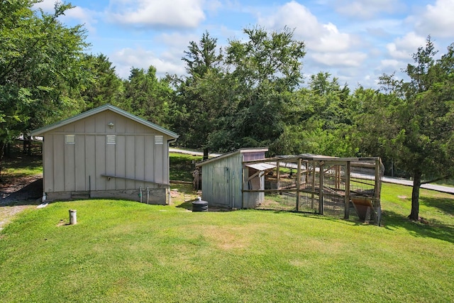 view of yard featuring a shed