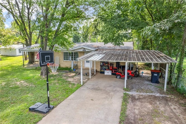 view of front of home with a carport and a front yard