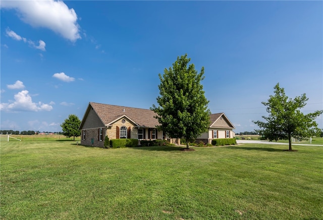 view of front of property featuring a front yard