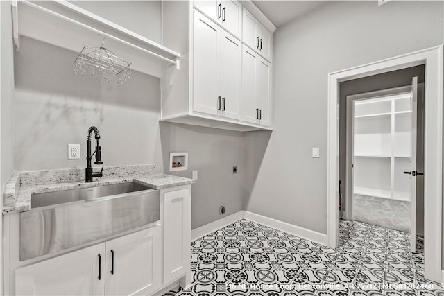 clothes washing area with sink, cabinets, an inviting chandelier, hookup for an electric dryer, and hookup for a washing machine