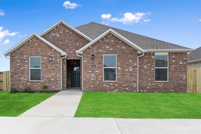 view of front facade featuring a front lawn