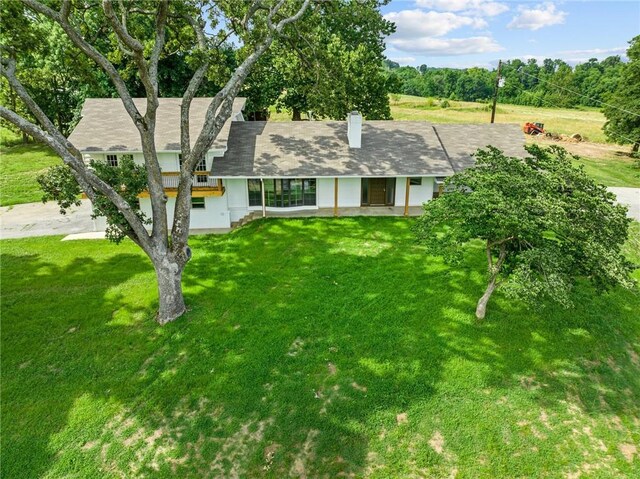 view of front of home featuring a front lawn