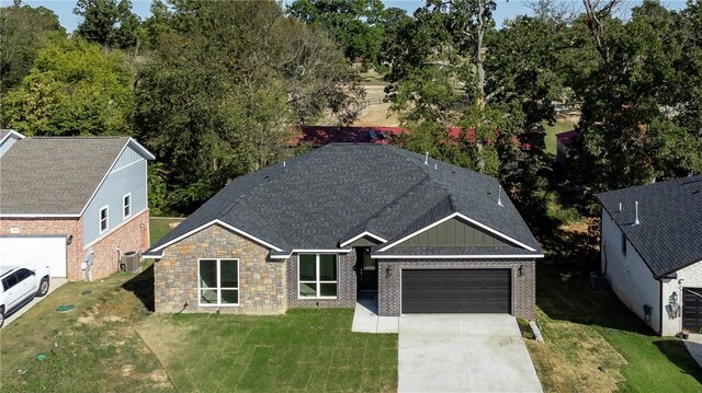 view of front of property featuring a front lawn and a garage