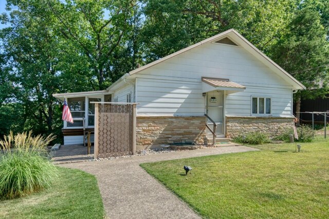 view of front of property featuring a front yard