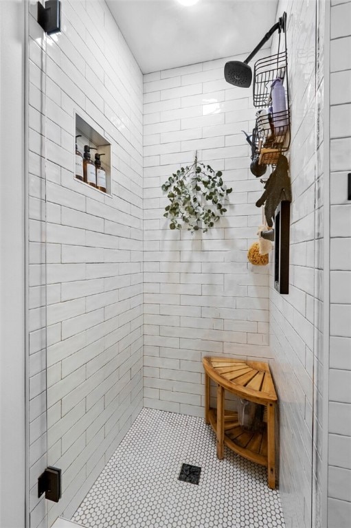 bathroom featuring tiled shower