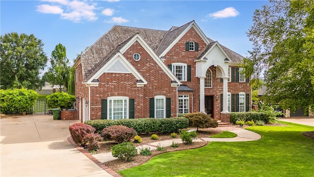 view of front facade featuring a front yard