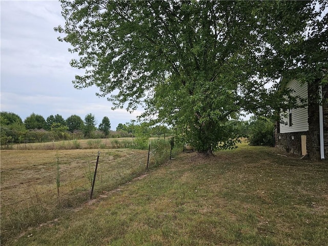 view of yard featuring a rural view