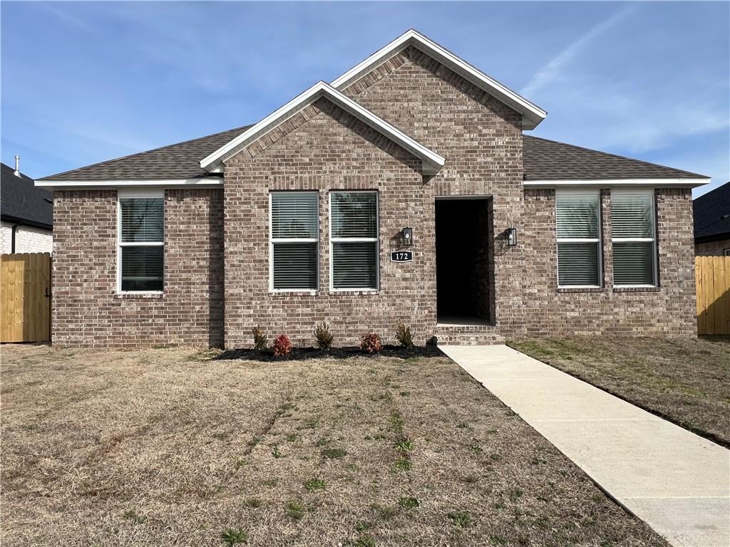 view of front of house featuring a front yard