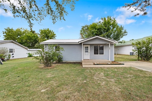 ranch-style home featuring a front yard