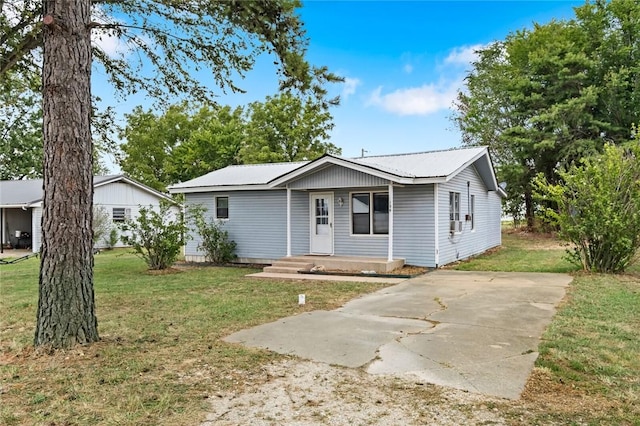 156 Main, Colcord, OK 74338 - single story home featuring a front yard and metal roof