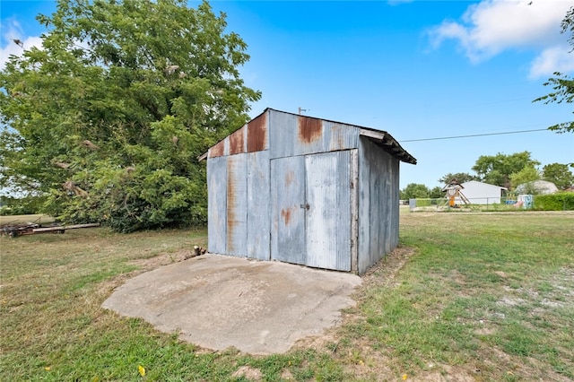 view of outbuilding with a yard