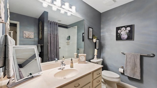 full bathroom featuring toilet, a shower with curtain, visible vents, and vanity