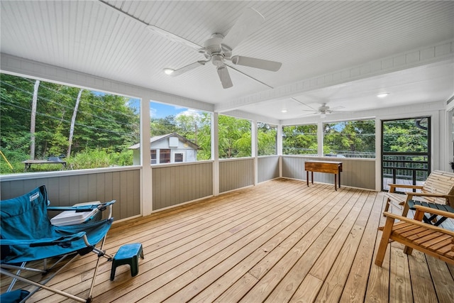 sunroom with ceiling fan