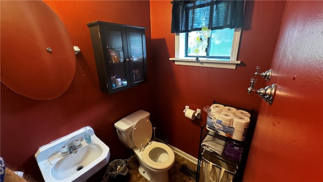 bathroom featuring sink and toilet