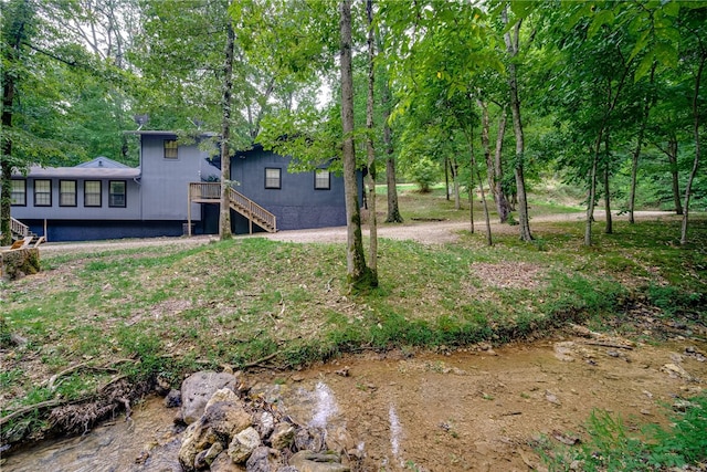 view of yard featuring a water view