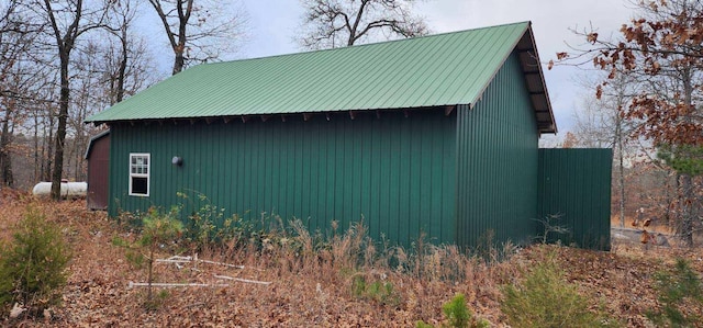 view of side of home featuring an outdoor structure