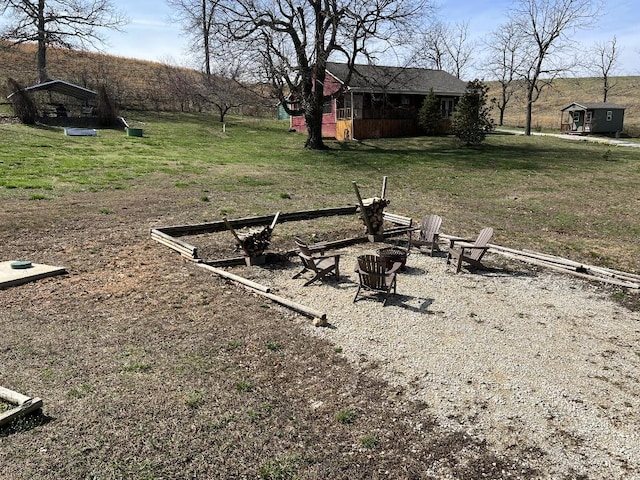 view of yard featuring an outdoor structure