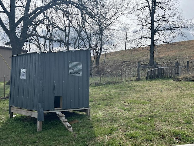 view of yard featuring a storage shed