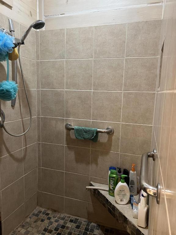 bathroom featuring tiled shower