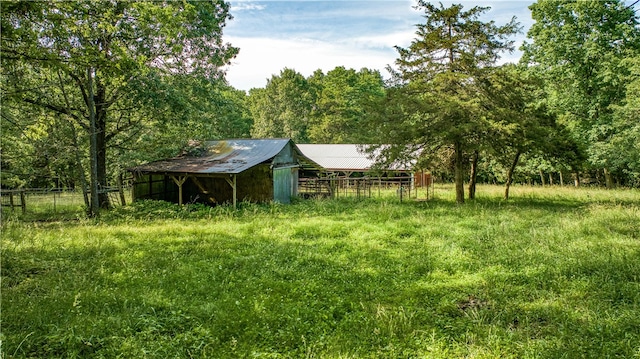 view of yard featuring an outbuilding