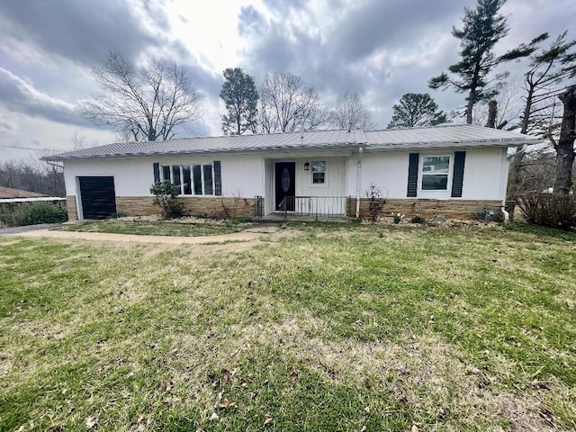 ranch-style house featuring a front lawn and a garage