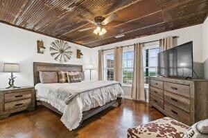 bedroom featuring ceiling fan