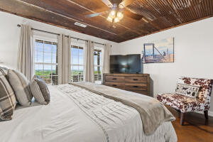 bedroom featuring ceiling fan