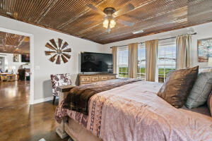 bedroom featuring ceiling fan