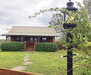 view of front of home featuring a front yard