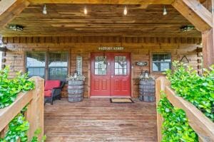 entrance to property featuring a porch