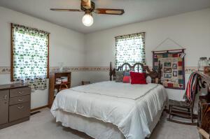 carpeted bedroom featuring ceiling fan