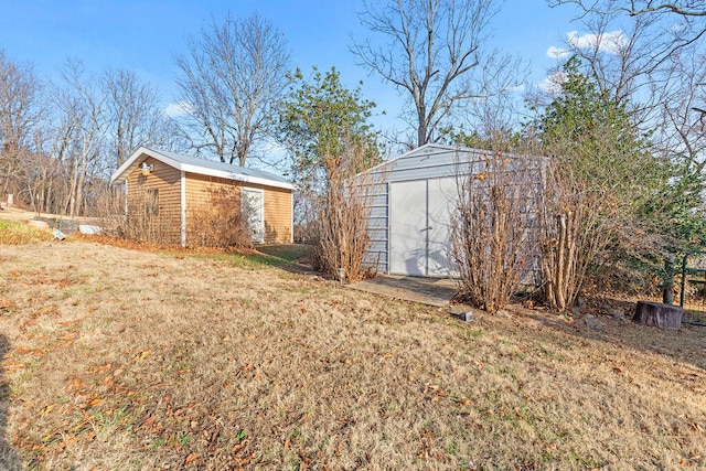 view of yard featuring a storage unit