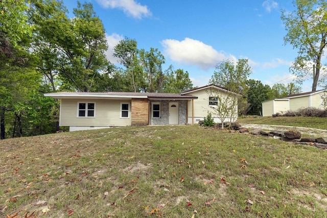 single story home featuring a front lawn