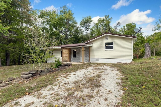 view of front of home featuring a front yard