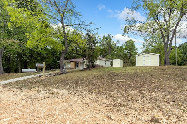 view of yard with a shed