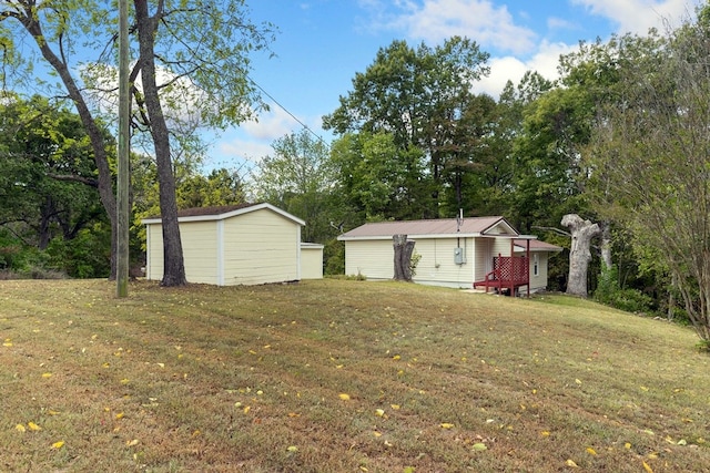 view of yard featuring a shed