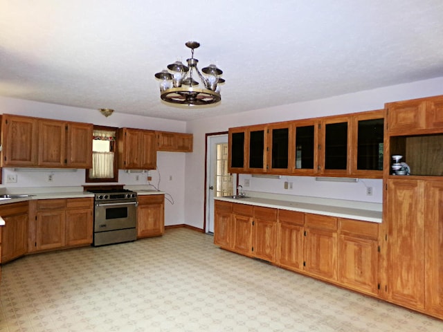 kitchen with hanging light fixtures, an inviting chandelier, sink, and stainless steel range oven