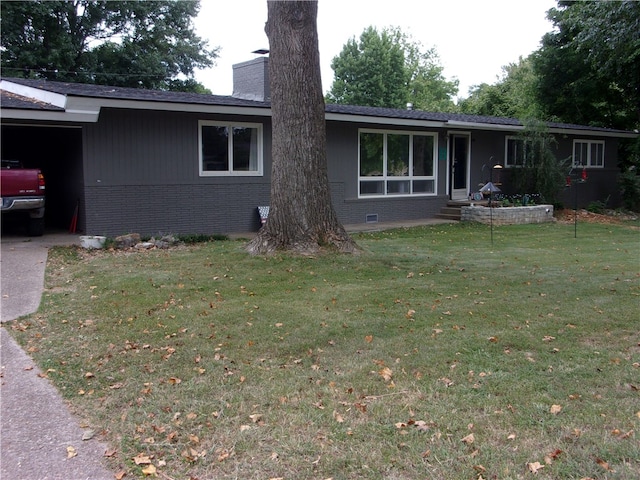 view of front of house featuring a front lawn