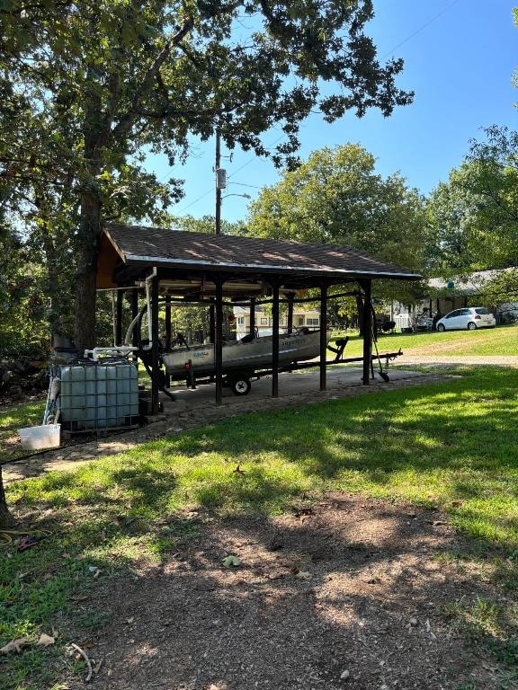 view of property's community featuring a lawn