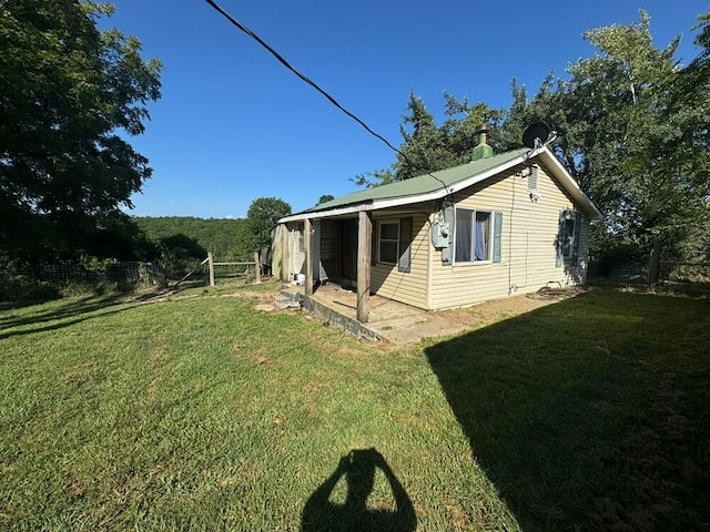 back of house featuring a lawn