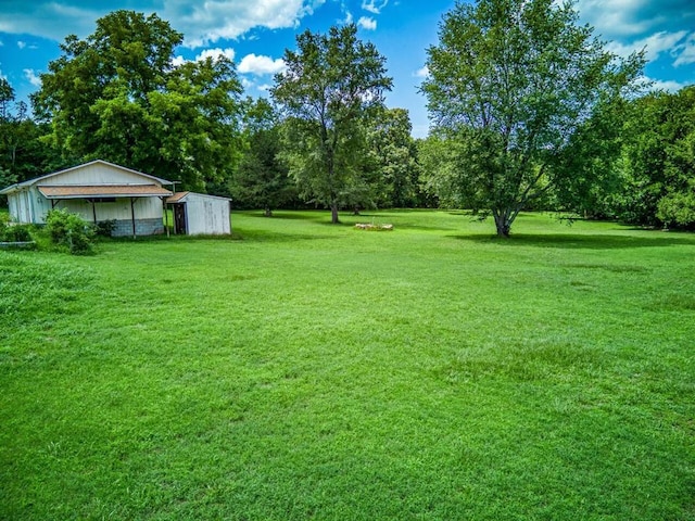 view of yard featuring an outbuilding