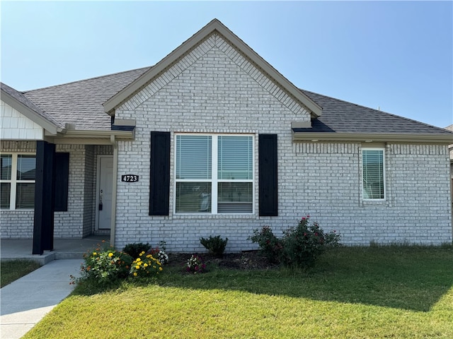 view of front of house featuring a front lawn