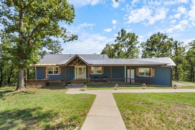 single story home featuring a porch and a front lawn