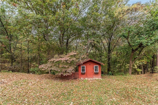 view of yard with a forest view and an outdoor structure