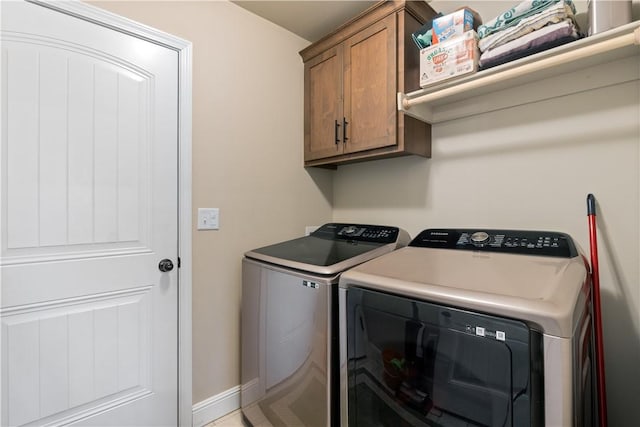 laundry room featuring cabinets and independent washer and dryer