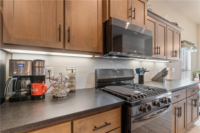 kitchen featuring decorative backsplash and black gas stove