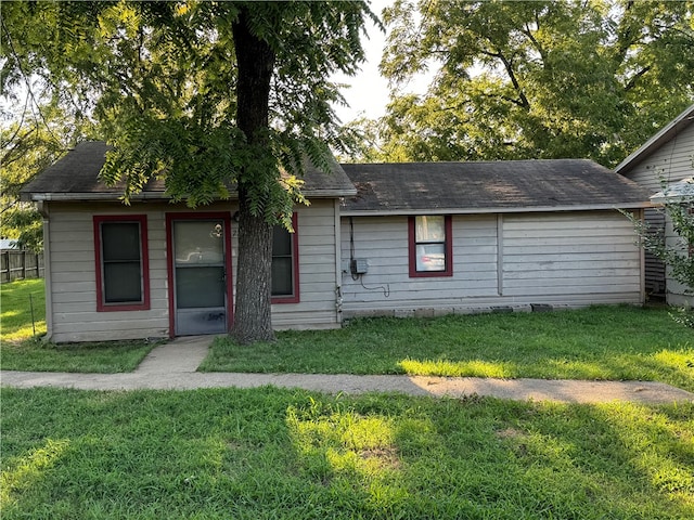 view of front of house featuring a front lawn